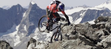 Belaey fait de la slackline